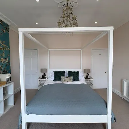 Four-poster Room, Private Floor, Stunning Harbour Views, Iconic Cliftonwood Maison d'hôtes Bristol
