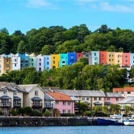 Iconic Cliftonwood, Stunning Harbour Views, Private Floor, Own Bathroom Гостевой дом Бристоль