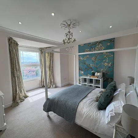 Four-poster Room, Private Floor, Stunning Harbour Views, Iconic Cliftonwood 3* Bristol