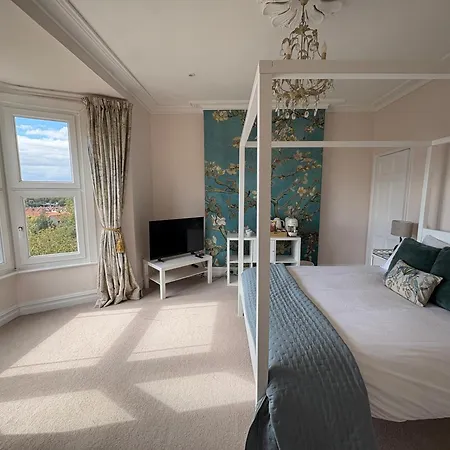 Iconic Cliftonwood, Stunning Harbour Views, Private Floor, Own Bathroom 3*