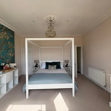 Iconic Cliftonwood, Stunning Harbour Views, Private Floor, Own Bathroom