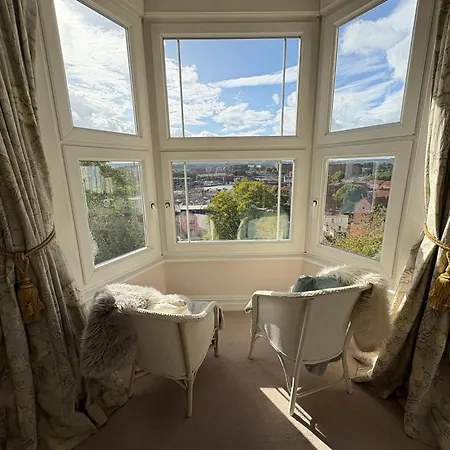 Iconic Cliftonwood, Stunning Harbour Views, Private Floor, Own Bathroom