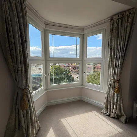 Iconic Cliftonwood, Stunning Harbour Views, Private Floor, Own Bathroom Maison d'hôtes 3*